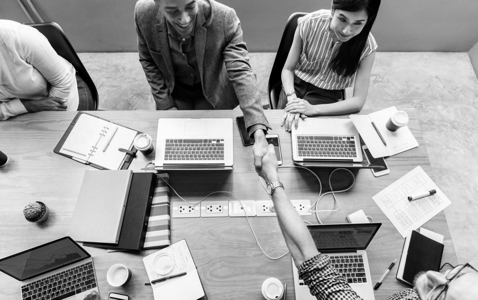 Espace de travail moderne avec documents financiers